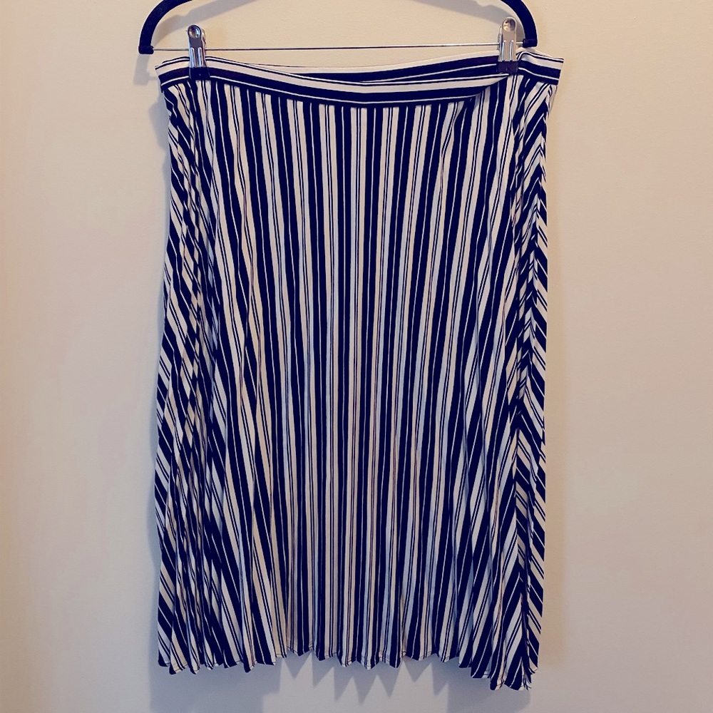 Rachel Zoe Black/Cream Stripe Pleated skirt
Size large